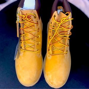 Brand new Timberland 6" Classic Boot - Big Kid - Wheat size 4